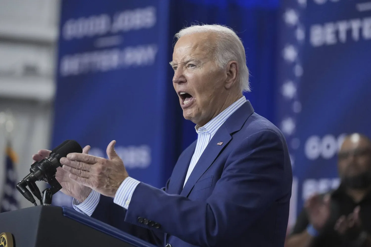 بايدن يتحدث إلى أعضاء النقابات العمالية حول أجندته الاستثمارية في أميركا خلال زيارة إلى مركز التدريب المحلي التابع لاتحاد العمال في آن أربور بولاية ميشيغن (أ.ب)