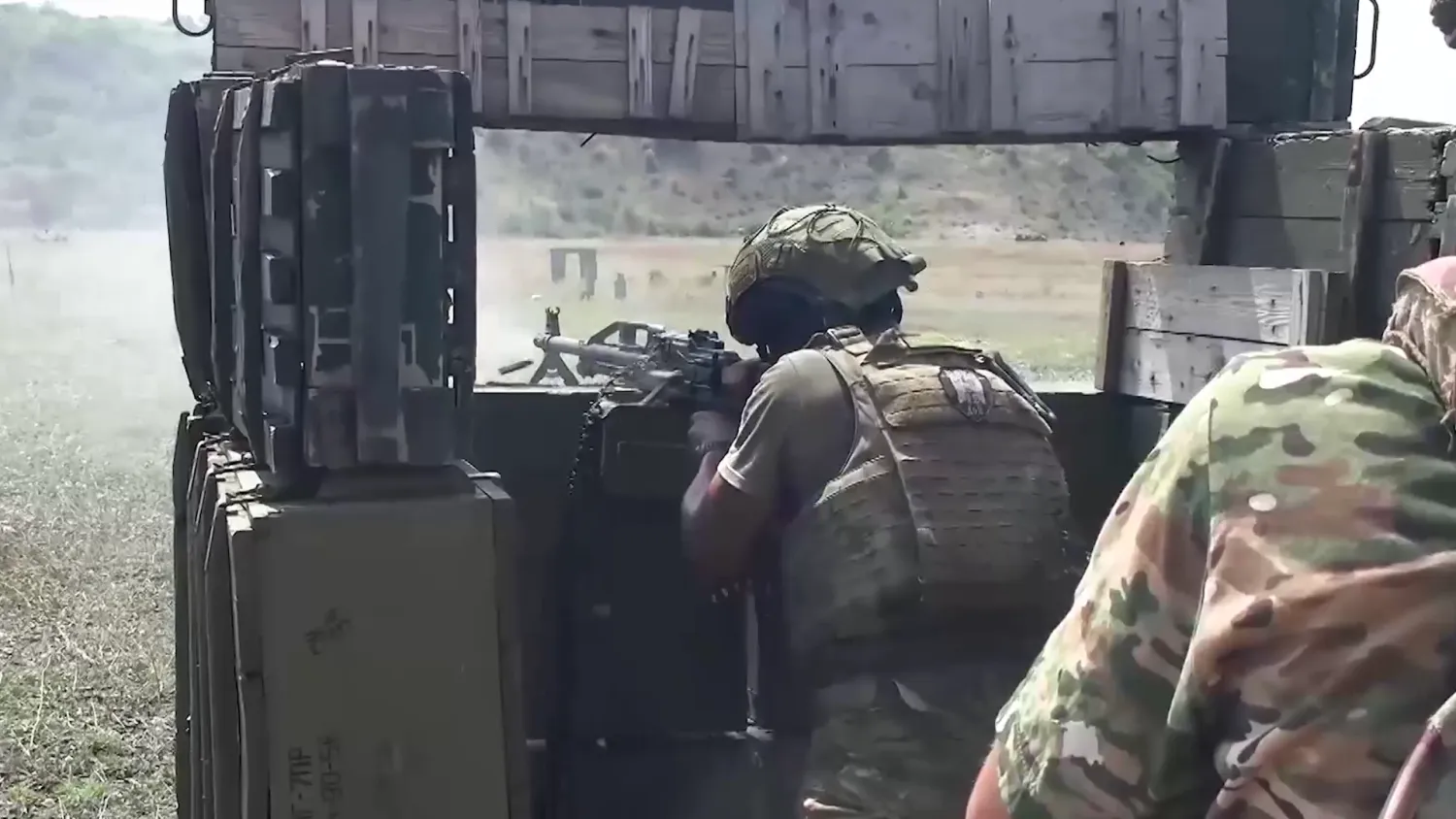 Tatbikat sırasında bir Rus askeri (Rusya Savunma Bakanlığı’nın hazırladığı videodan alınan ekran görüntüsü)