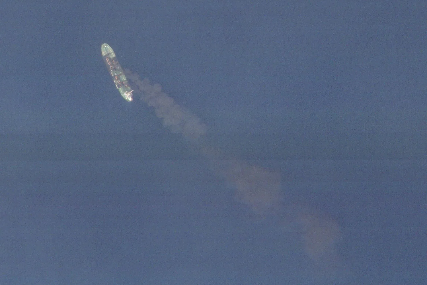 صورة بالأقمار الاصطناعية تظهر استمرار حريق ناقلة النفط «سونيون» في البحر الأحمر جراء هجمات الحوثيين (رويترز)