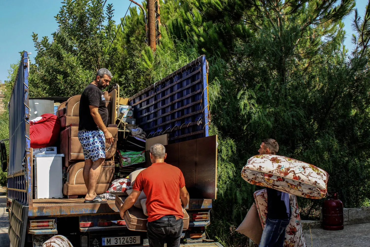 مواطنون ينقلون أثاث منازلهم من بلدة الخيام بجنوب لبنان التي تتعرض لقصف إسرائيلي يومياً (د.ب.أ)