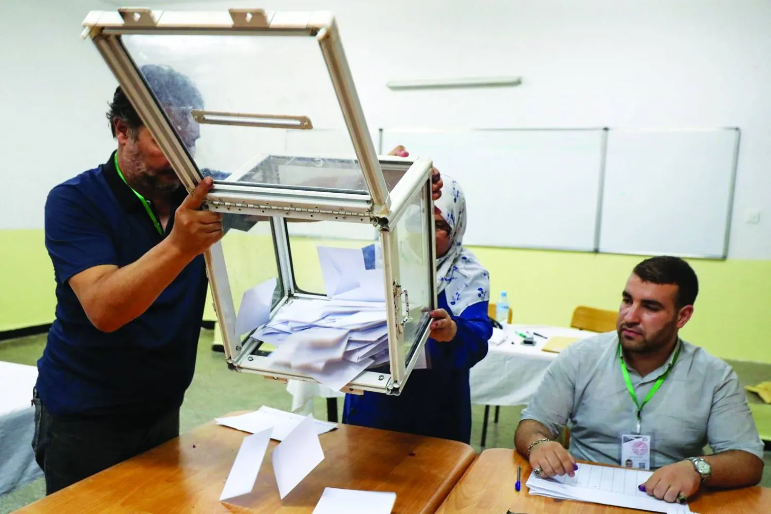 Cezayir'de cumhurbaşkanlığı seçimlerinde oy verme işleminin sona ermesinin ardından oylar sayılıyor (AFP)