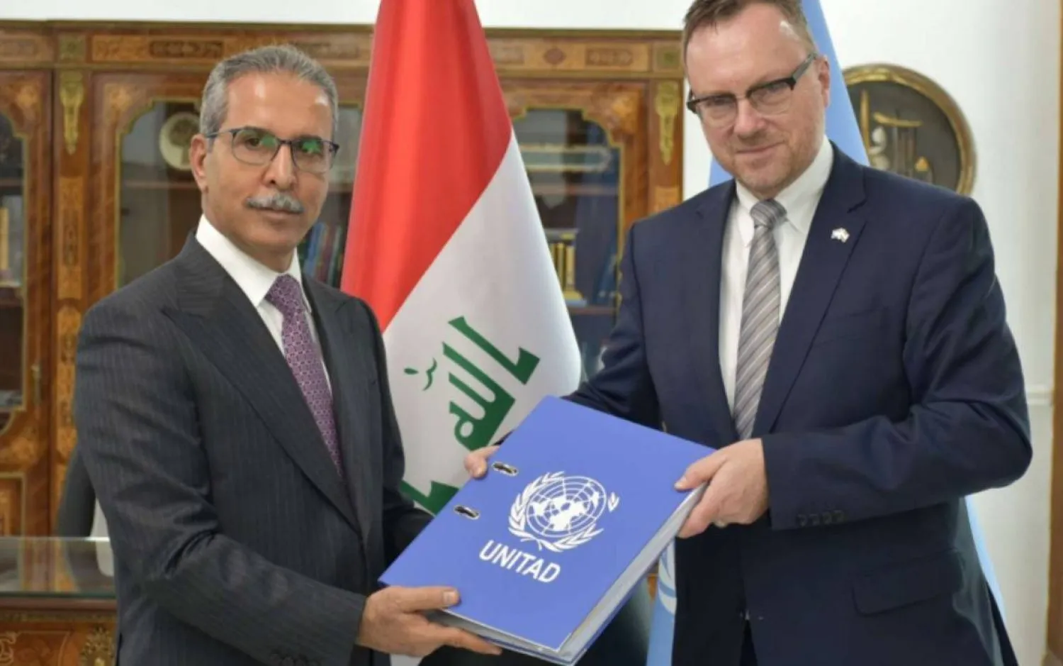 A UNITAD representative delivers to the Iraqi judiciary a report of investigations into ISIS crimes in Iraq (UNITAD website)