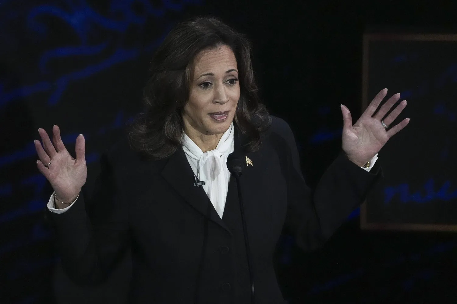  Demokratların başkan adayı Kamala Harris, Cumhuriyetçi rakibi Donald Trump ile yaptığı tartışma sırasında (AP)