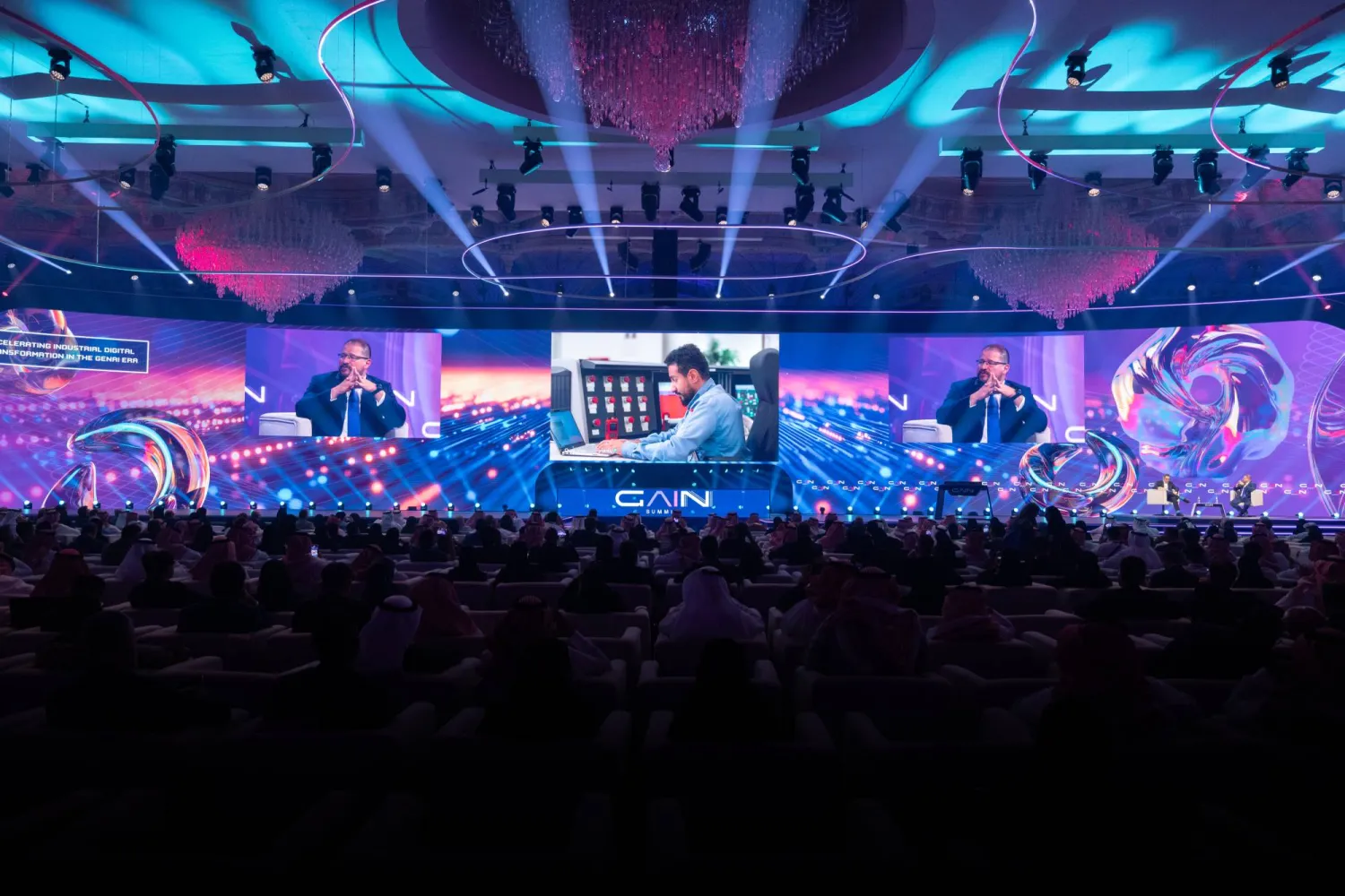 القمة ضمت ما يزيد على 456 متحدثاً من 100 دولة (الشرق الأوسط)