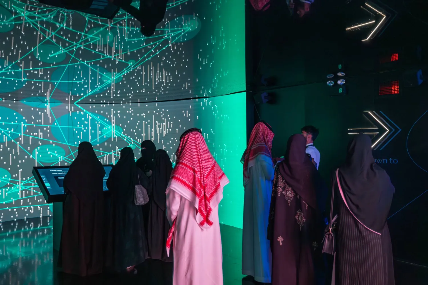 الزوار يجوبون مناطق القمة ويتعرفون على ابتكارات جديدة في تقنيات الذكاء الاصطناعي (الشرق الأوسط)