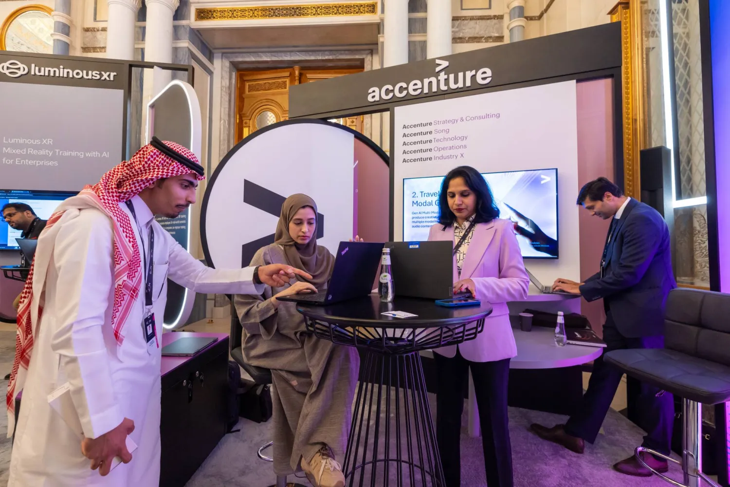 الزوار يجوبون مناطق القمة ويتعرفون على ابتكارات جديدة في تقنيات الذكاء الاصطناعي (الشرق الأوسط)