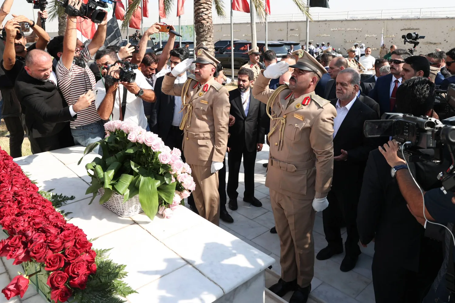 بزشكيان يضع إكليل زهور عند موقع اغتيال سليماني في بغداد (إ.ب.أ)