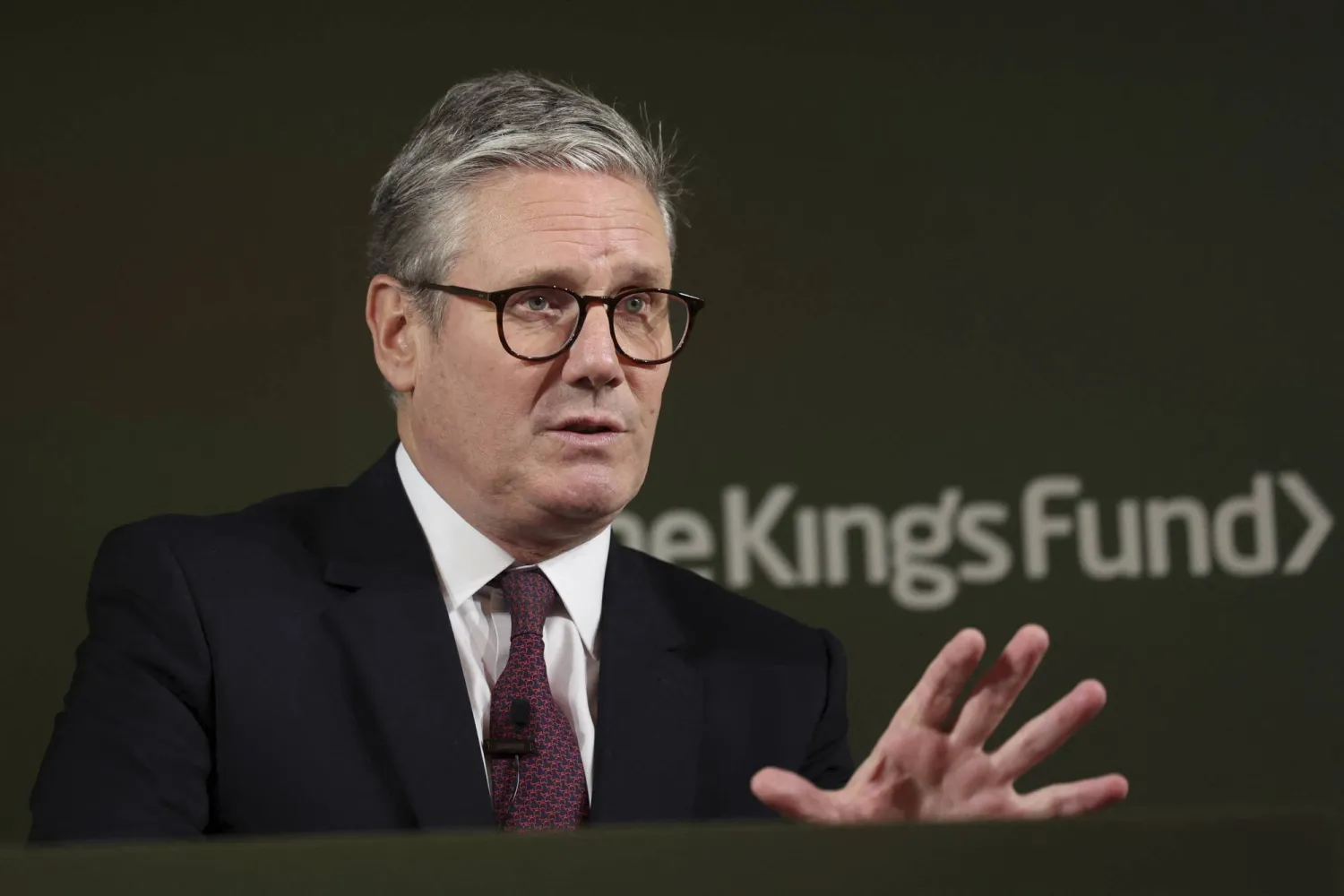 رئيس الوزراء البريطاني كير ستارمر يلقي كلمة في لندن (أ.ب)