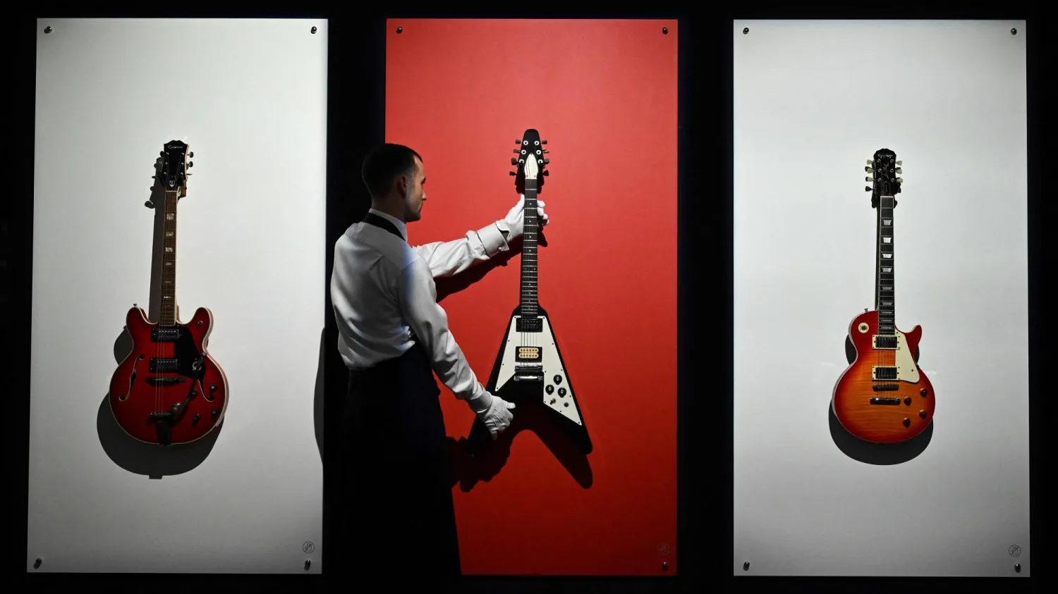 ما عزف عليه نويل غالاغر (أ.ف.ب)