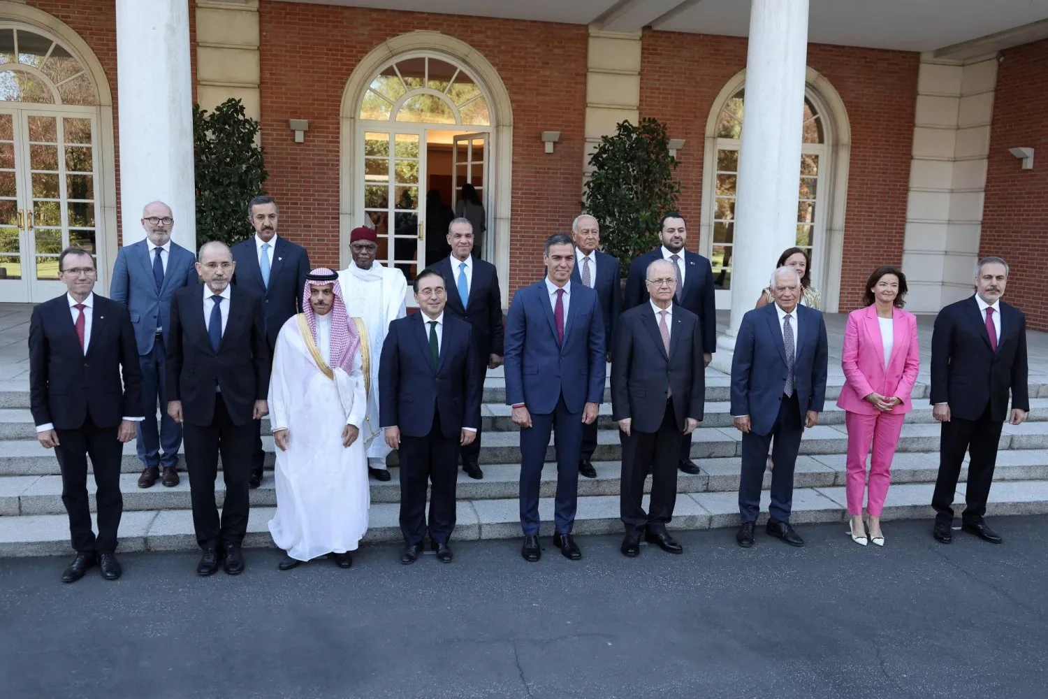 Madrid'deki Moncloa Sarayı'nda İsrail-Filistin ihtilafına iki devletli çözüm konulu bir toplantı öncesinde çekilmiş grup fotoğrafı. (AFP)