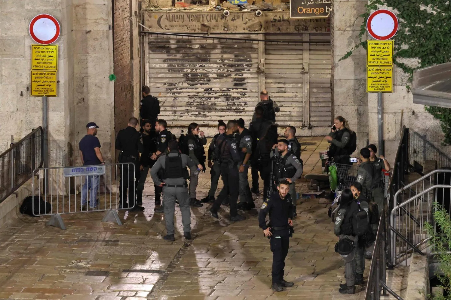 İsrail askerleri Kudüs'teki bıçaklı saldırı yerinde (AFP)