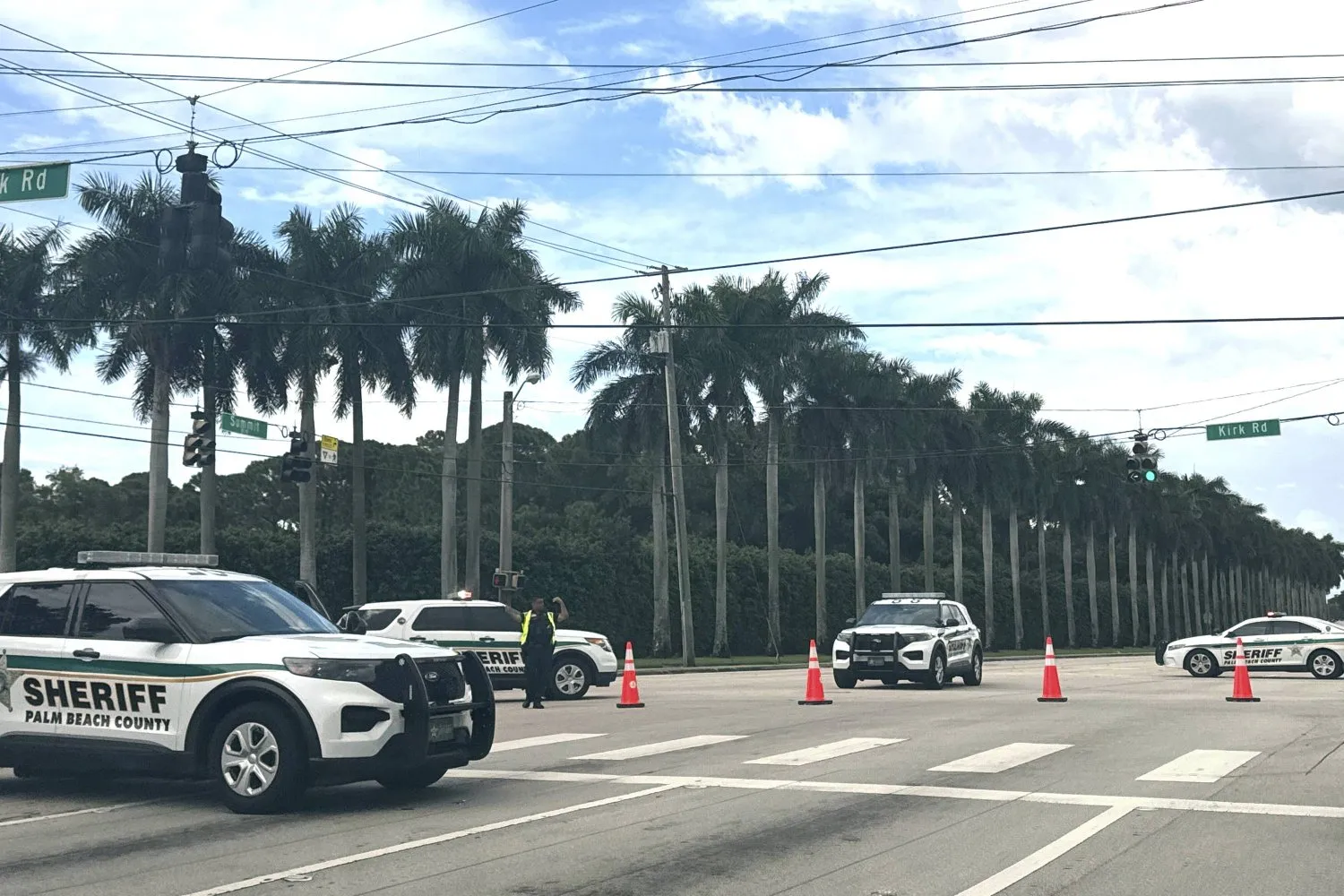 Trump'ın Florida’nın West Palm Beach bölgesindeki golf kulübünün yakınlarında güvenliği sağlayan polis araçları (AP)