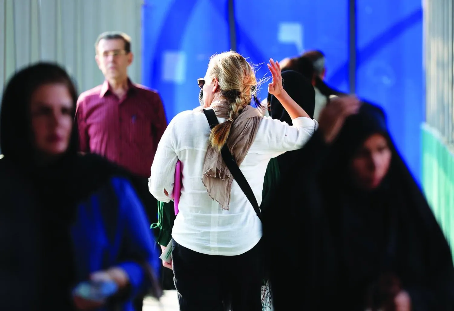 Başörtüsü olmayan İranlı bir kadın dün Tahran'da sokakta yürüyor (AP)