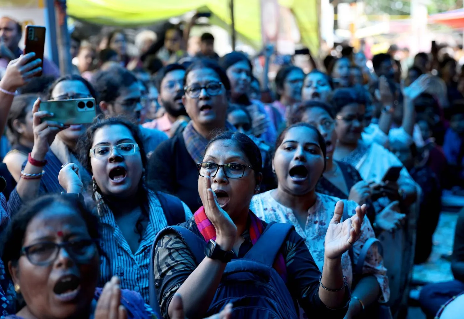 Kalküta'daki bir protesto sırasında slogan atan doktorlar ve hemşireler (EPA)