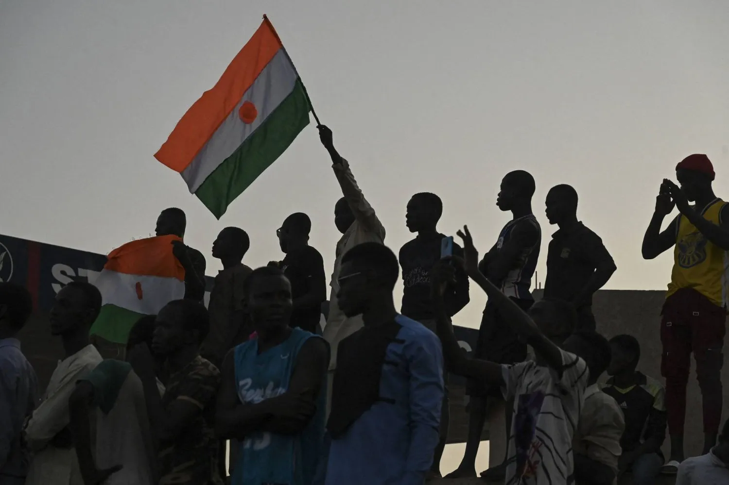 Otobüste 63 çocuk vardı ve sürücü yüksek hızda giderken direksiyon hakimiyetini kaybedip bir kamyonla çarpıştı (AFP)