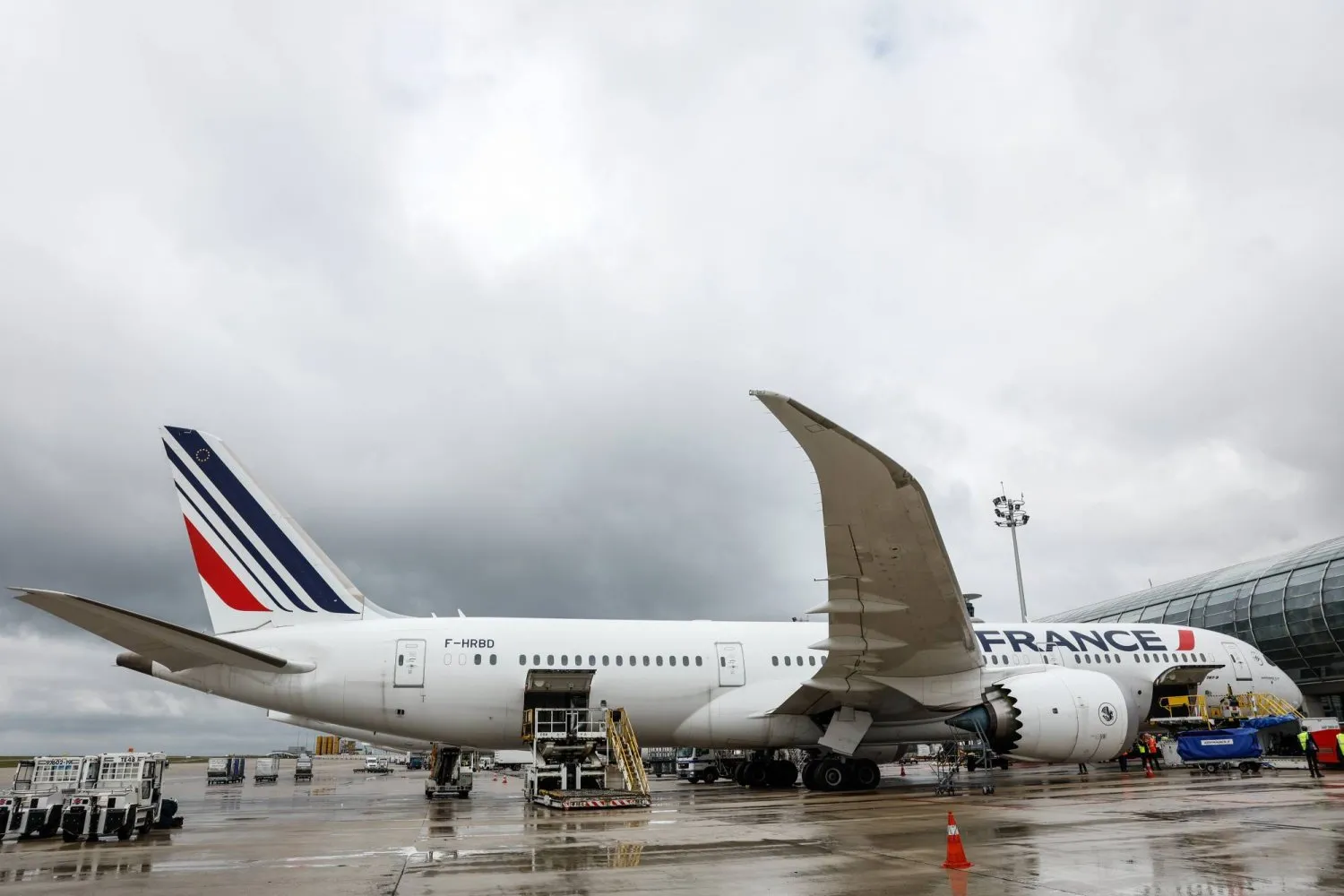 Charles de Gaulle Havalimanı'ndaki bir Air France uçağı (Arşiv-EPA)