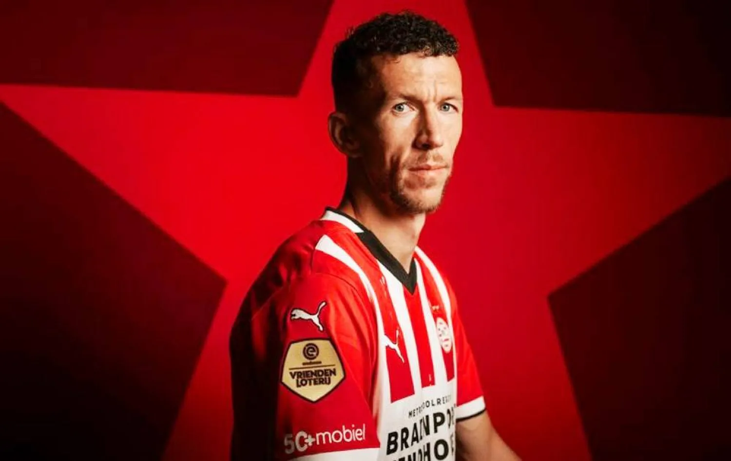 إيفان بريشيتش بطقم فريقه الجديد إيندهوفن الهولندي عقب مراسم التوقيع (الشرق الأوسط)