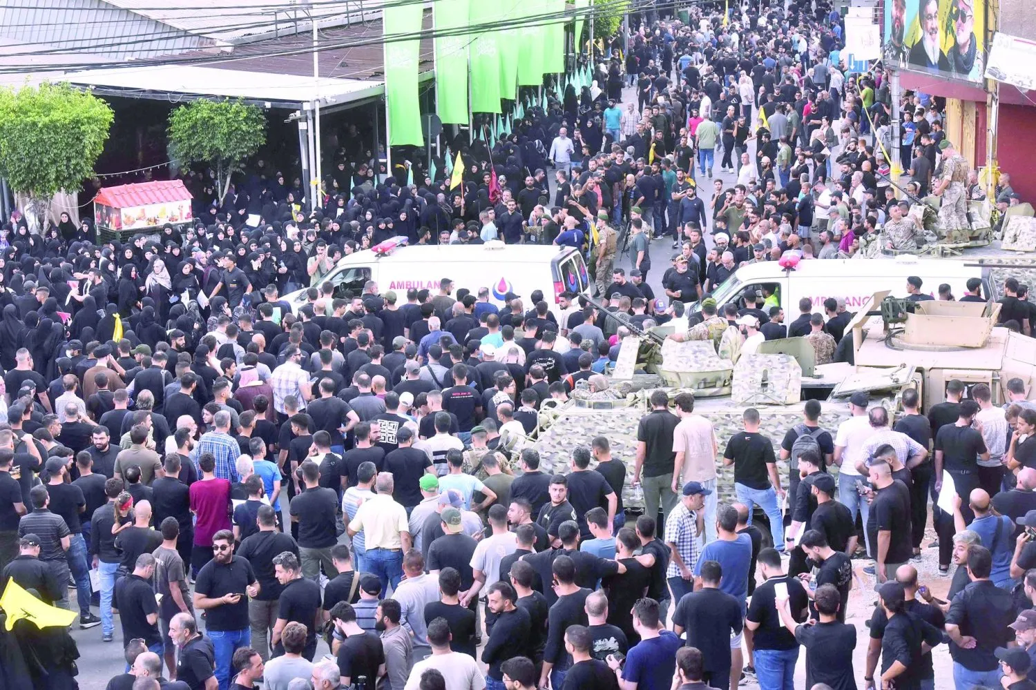 Beyrut'un güney banliyösünde önceki gün meydana gelen patlamada hayatını kaybedenlerin cenaze töreninden (AFP)