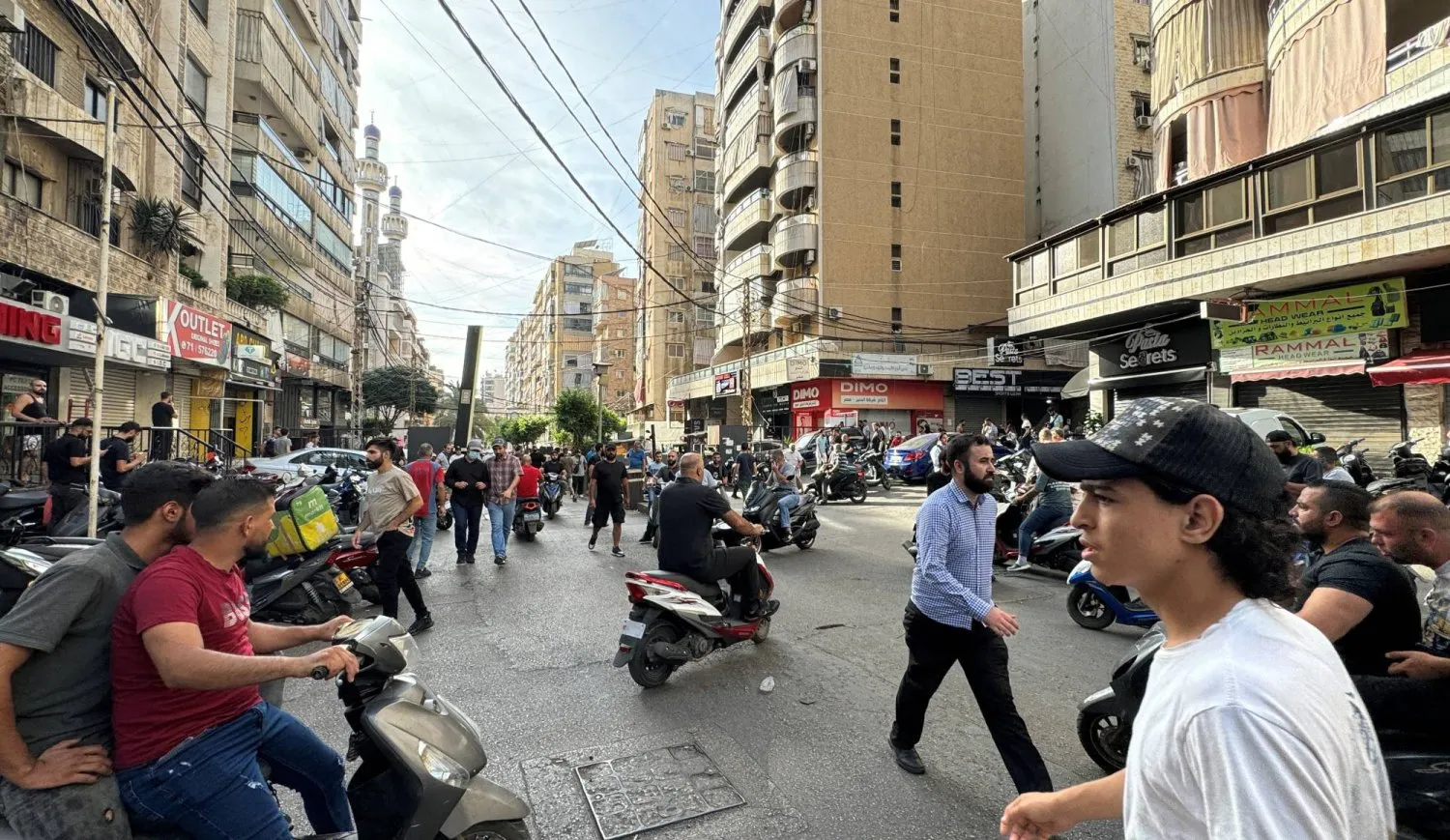 Beyrut'un güney banliyösünde bombalanan sokaktaki kalabalık (Reuters)