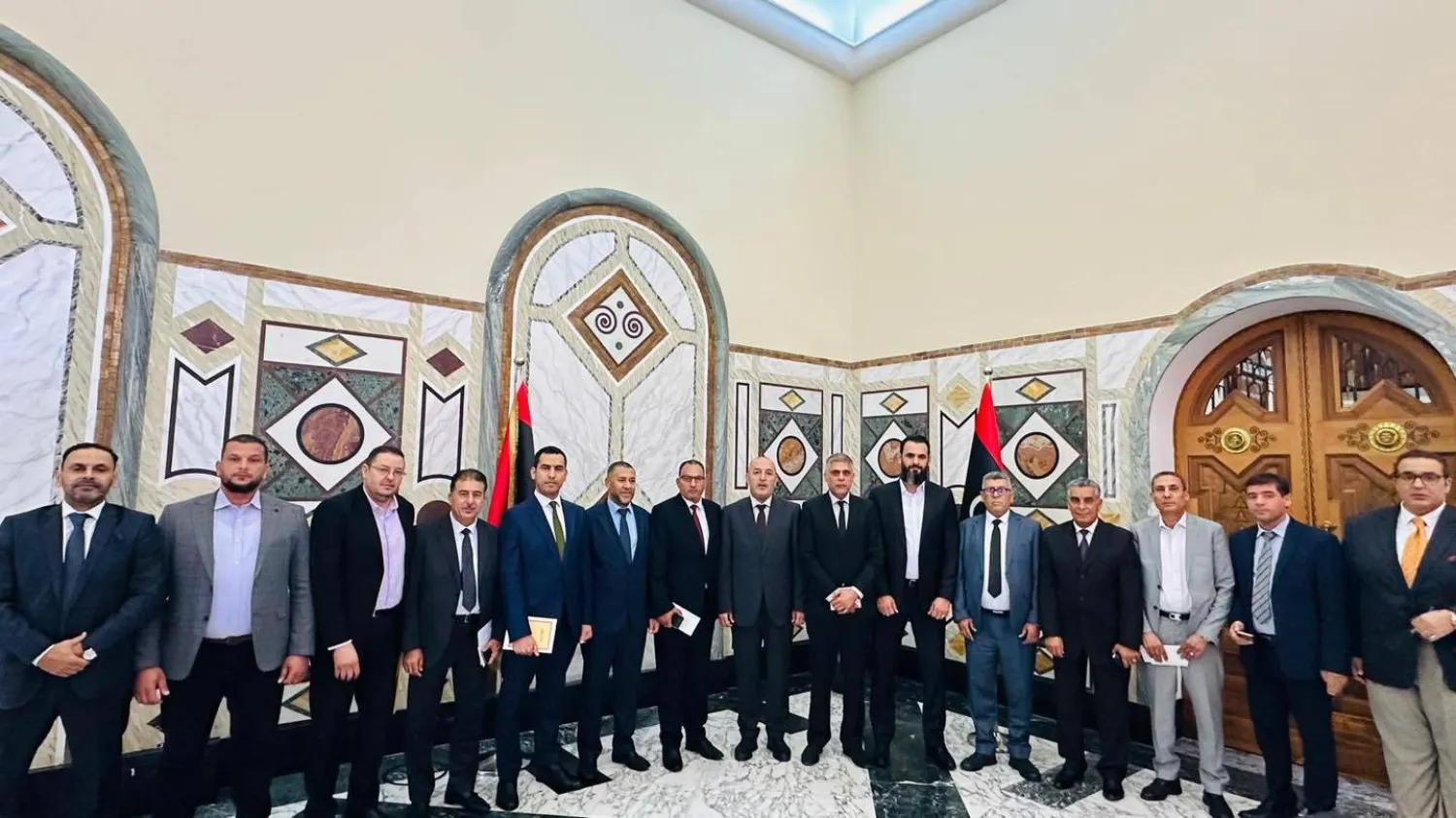 أعضاء «اللجنة الوطنية لمكافحة غسل الأموال وتمويل الإرهاب» برئاسة المحافظ الجديد بمقر «المركزي» بطرابلس (المصرف)