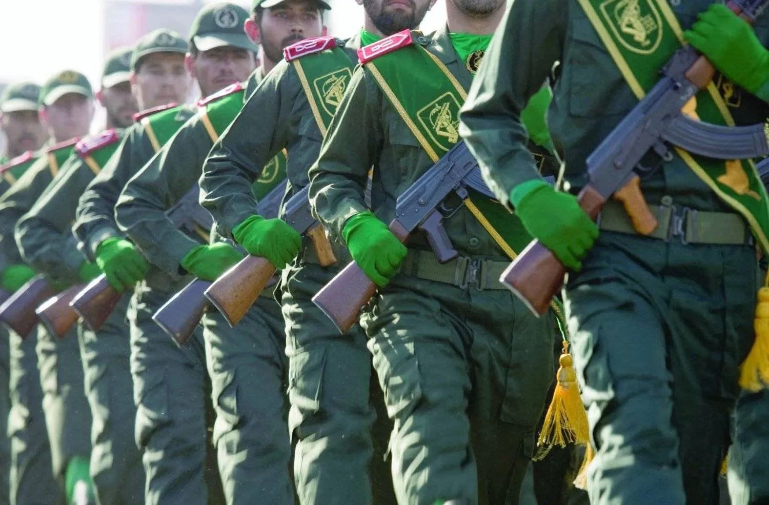 İran Devrim Muhafızları Tahran'da askerî geçit töreninde (Arşiv- Reuters)