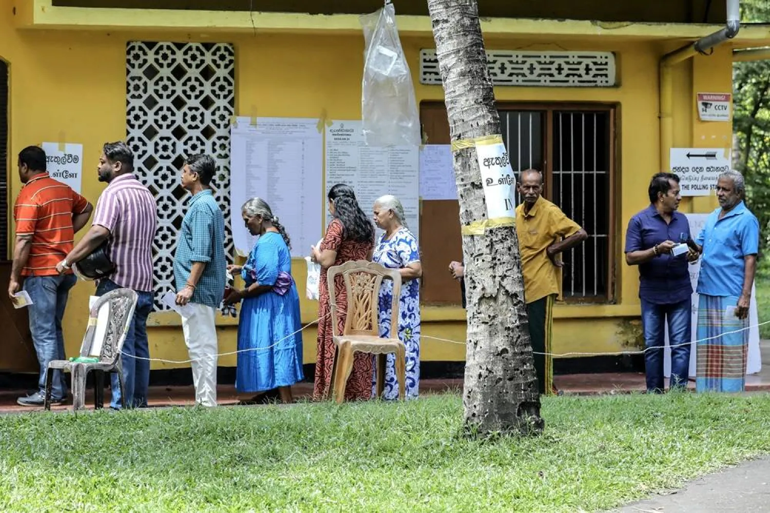 Sri Lankan voters stand in a queue to enter a polling station during the presidential election, in Colombo, Sri Lanka, 21 September 2024. (EPA)