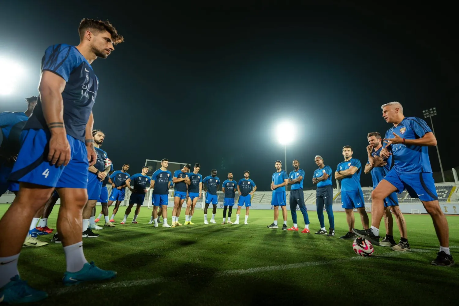 لاعبو العين يستمعون لمدربهم قبل المباراة الافتتاحية (نادي العين)