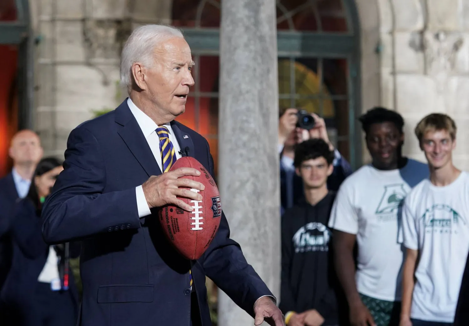 الرئيس الأميركي جو بايدن خلال زيارة مدرسته الثانوية السابقة «أرتشمير أكاديمي» في ولاية ديلاوير، الجمعة (رويترز)