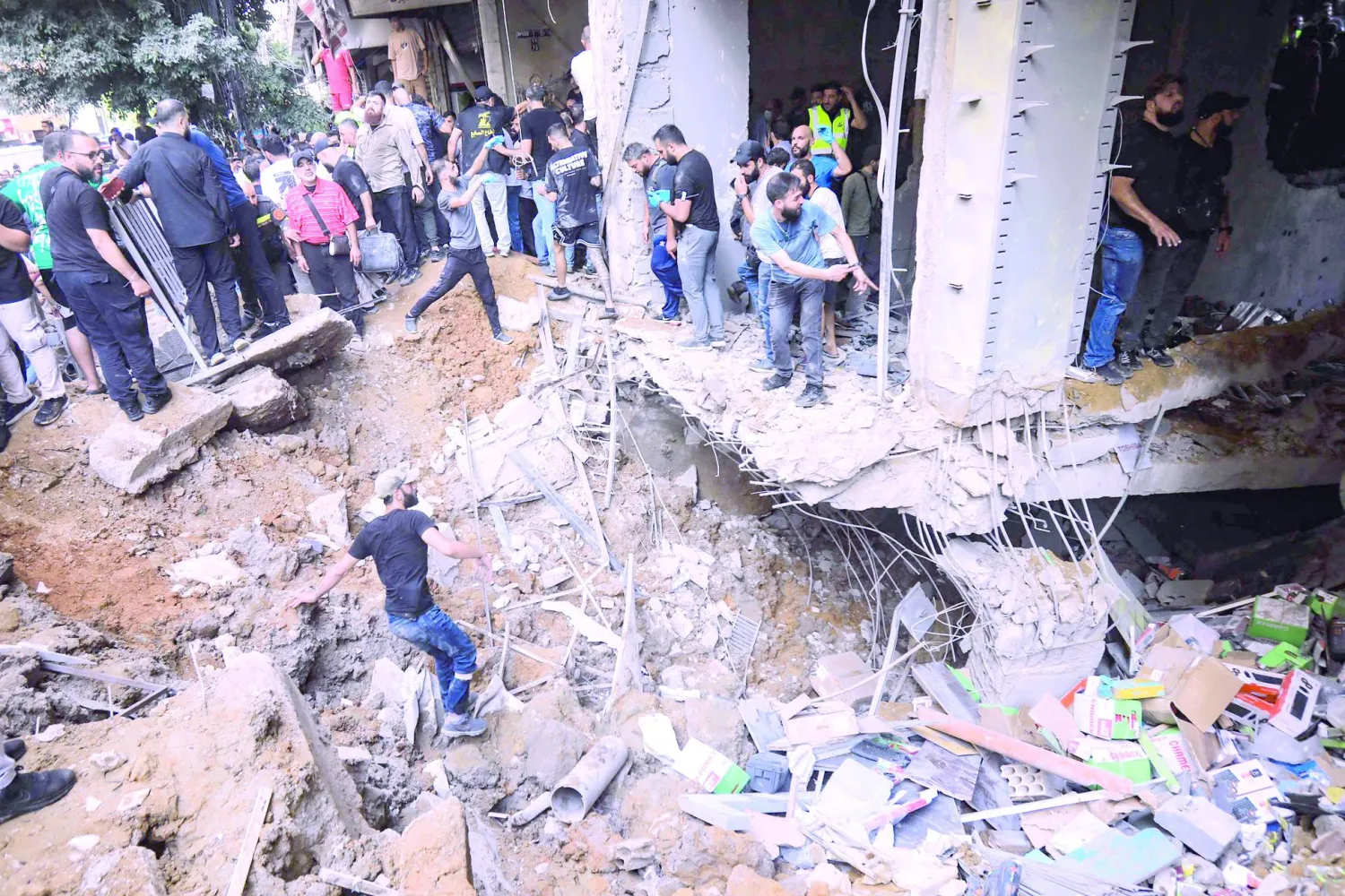 دمار خلَّفته ضربة إسرائيلية استهدفت اجتماعاً لـ«قوة الرضوان» في الضاحية الجنوبية لبيروت الجمعة (أ.ف.ب)