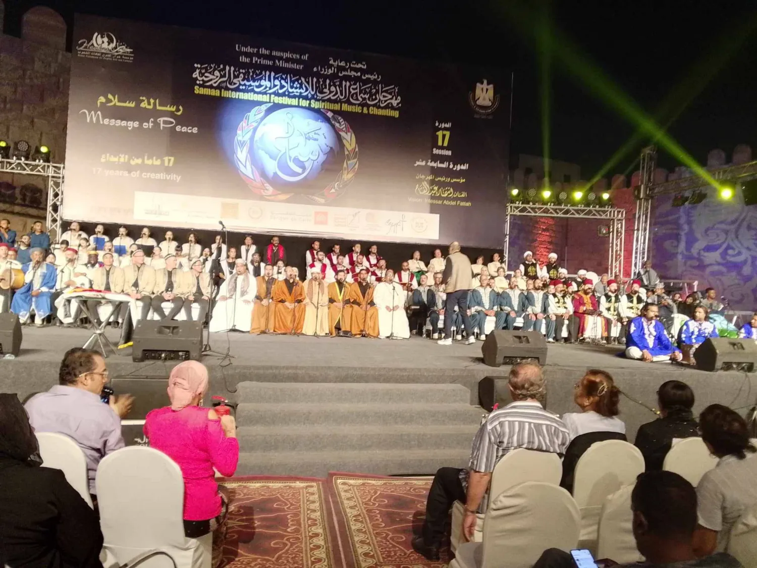 الدكتور انتصار عبد الفتاح مخرج حفل افتتاح المهرجان يقود الفرق (الشرق الأوسط)