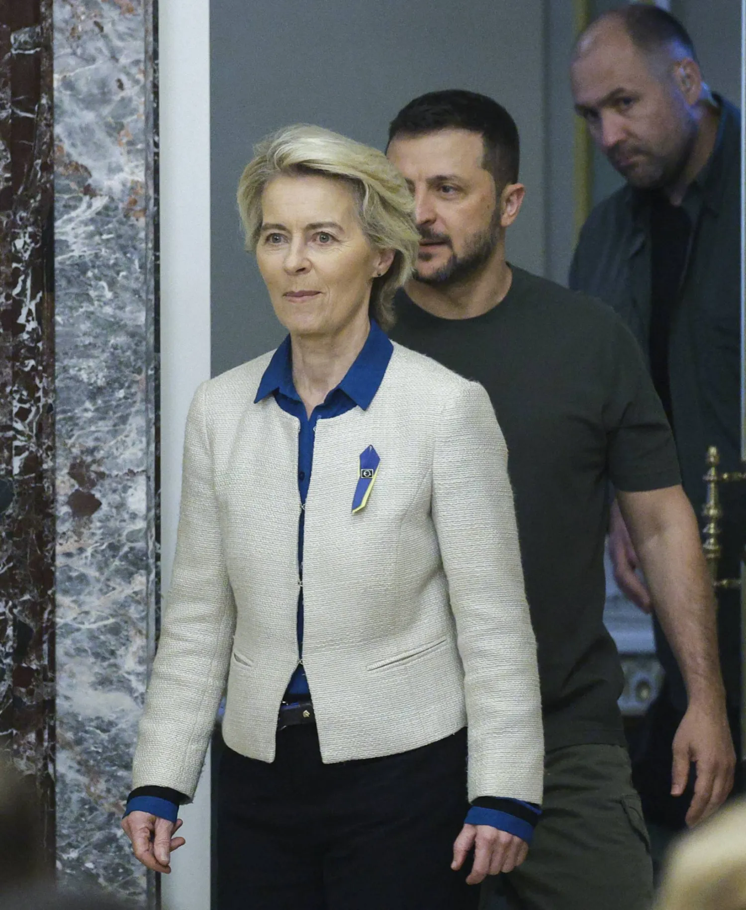 الرئيس الأوكراني فولوديمير زيلينسكي ورئيسة المفوضية الأوروبية أورسولا فون دير لاين في كييف (إ.ب.أ)