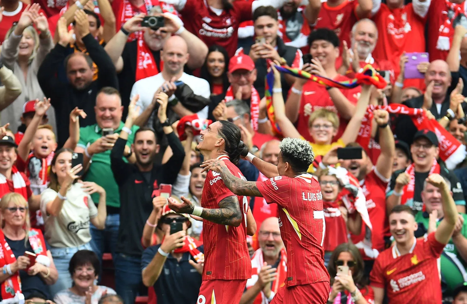 لويس دياز ودارون نونيز يحتفلان بثلاثية ليفربول في بورنموث (رويترز)