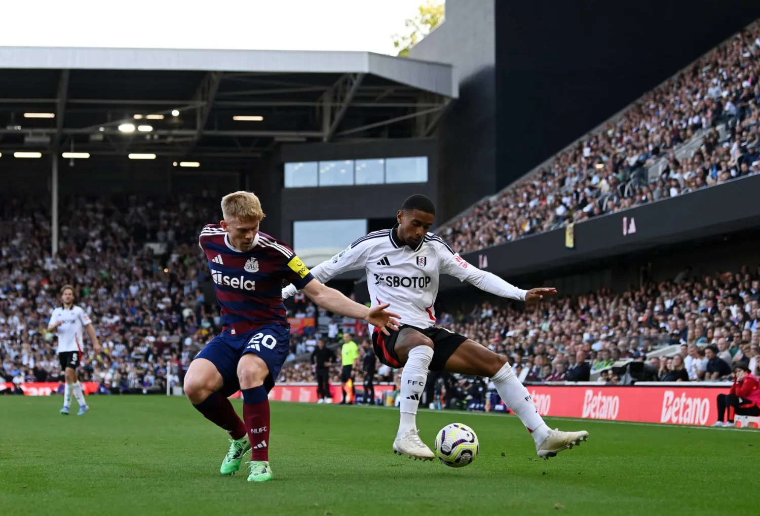 فولهام ألحق بنيوكاسل هزيمته الأولى هذا الموسم (رويترز)