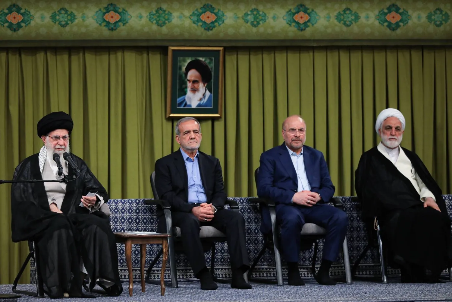Cumhurbaşkanı Masud Pezeşkyian, Meclis Başkanı Muhammed Bagher Galibaf ve Yargı Şefi Gulam Hüseyin Muhsini Ejei ile birlikte (Hamaney'in web sitesi)