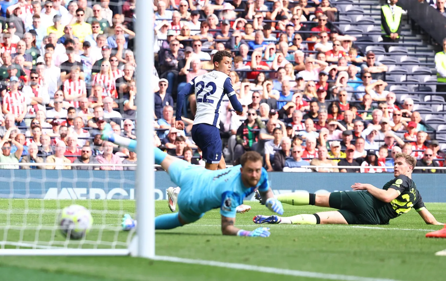  كرة جونسون لاعب توتنهام تعانق شباك برنتفورد (رويترز)