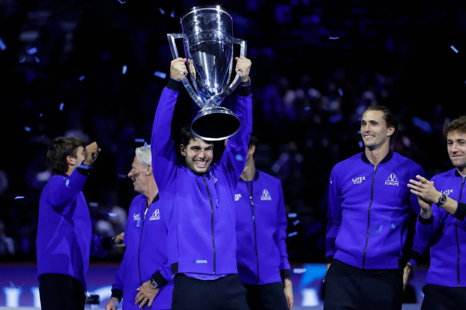كارلوس ألكاراس يرفع كأس ليفر رفقة فريق أوروبا (أ.ف.ب)