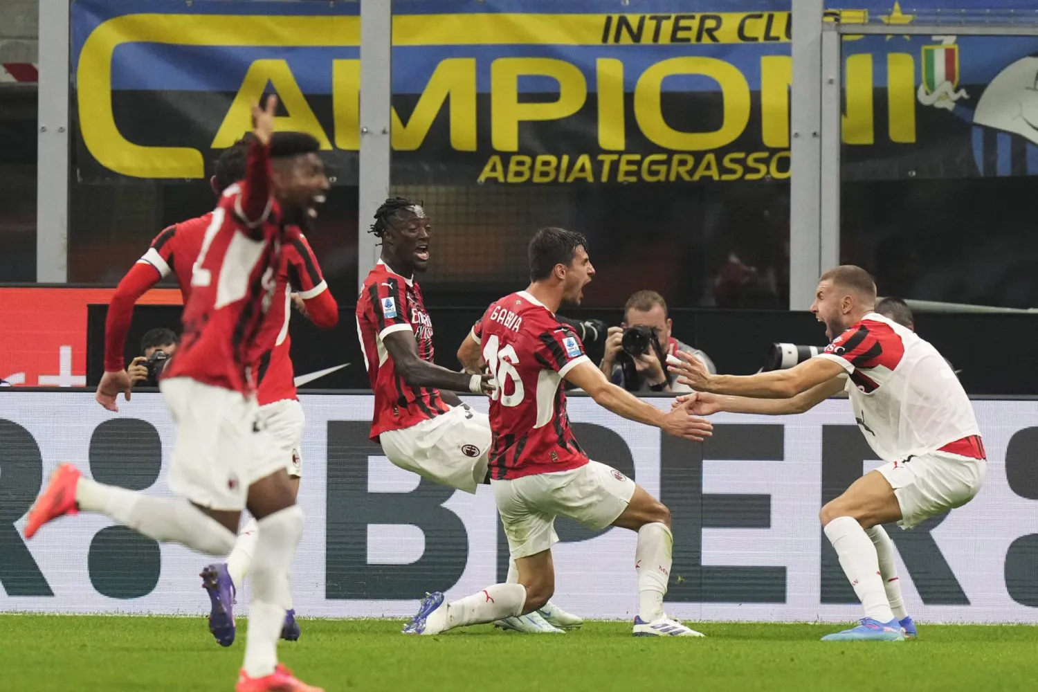 لاعبو ميلان وفرحة جنونية بعد هدف الفوز (ميلان)