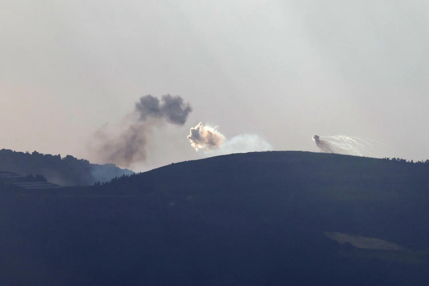 İsrail, güney ve doğu Lübnan'daki Hizbullah mevzilerine yoğun saldırılarını sürdürüyor
