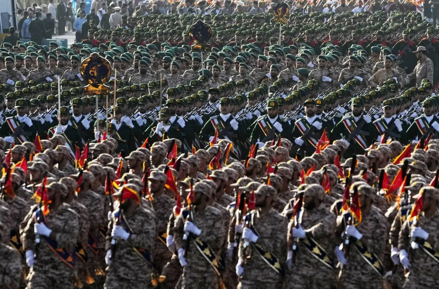  İran Devrim Muhafızları, silahlı kuvvetlerin Tahran dışında düzenlediği yıllık geçit töreninde (AP)