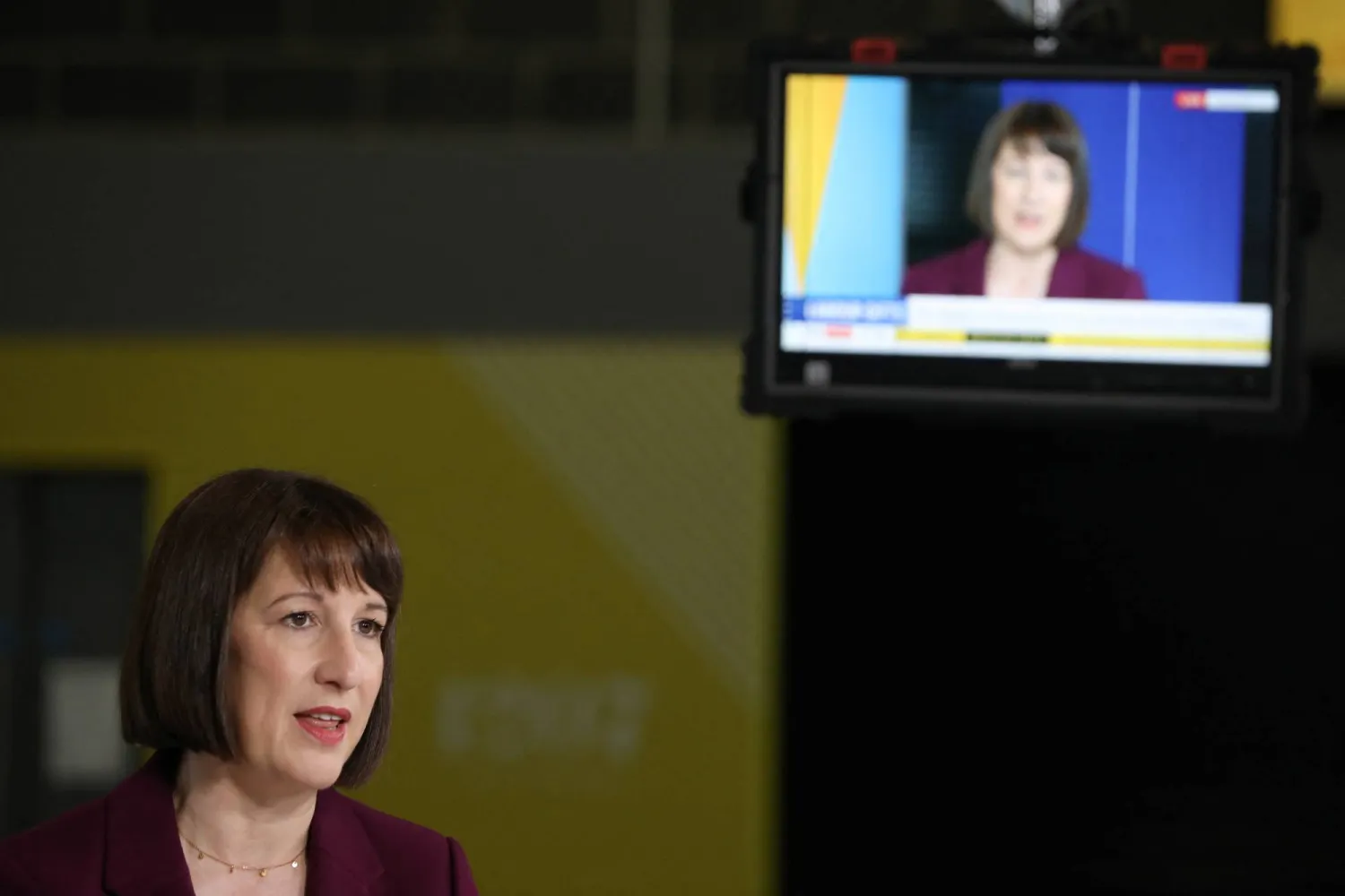 وزيرة المالية راشيل ريفز في مقابلة صحافية قبل خطابها الرئيسي بالمؤتمر السنوي لحزب العمال البريطاني بليفربول (رويترز)