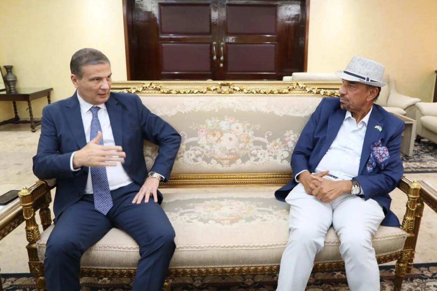 وزير الزراعة المصري علاء فاروق خلال لقائه مع رئيس مجموعة «الحكير» السعودية الشيخ عبد المحسن الحكير (صفحة رئاسة مجلس الوزراء المصري على فيسبوك)