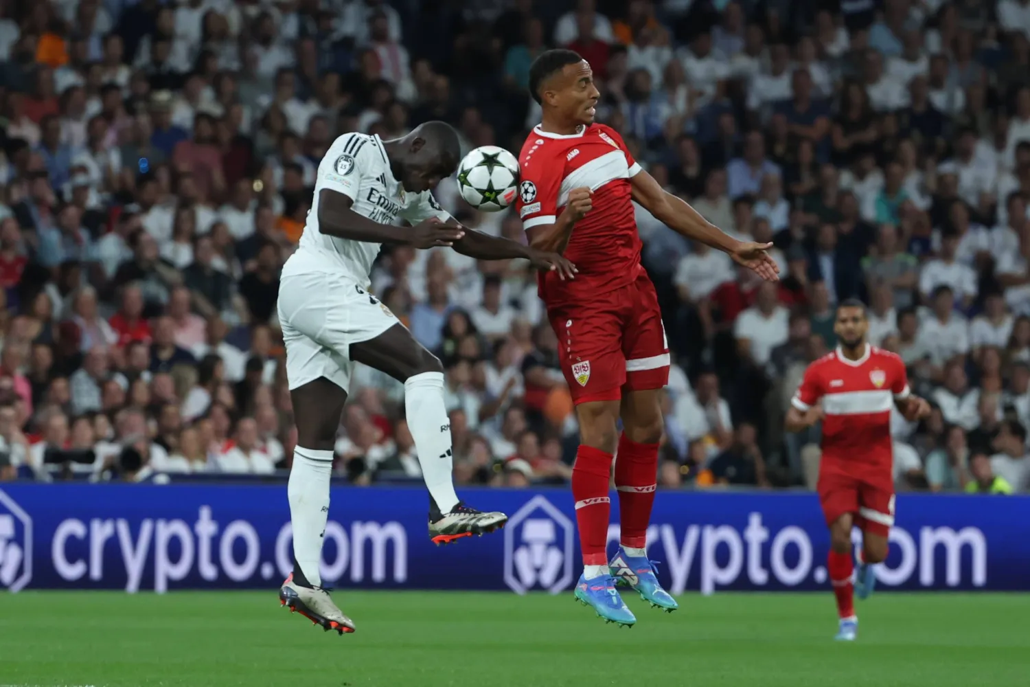 فيرلان ميندي (يسار) مستمر مع الريال لـ3 سنوات أخرى (إ.ب.أ)