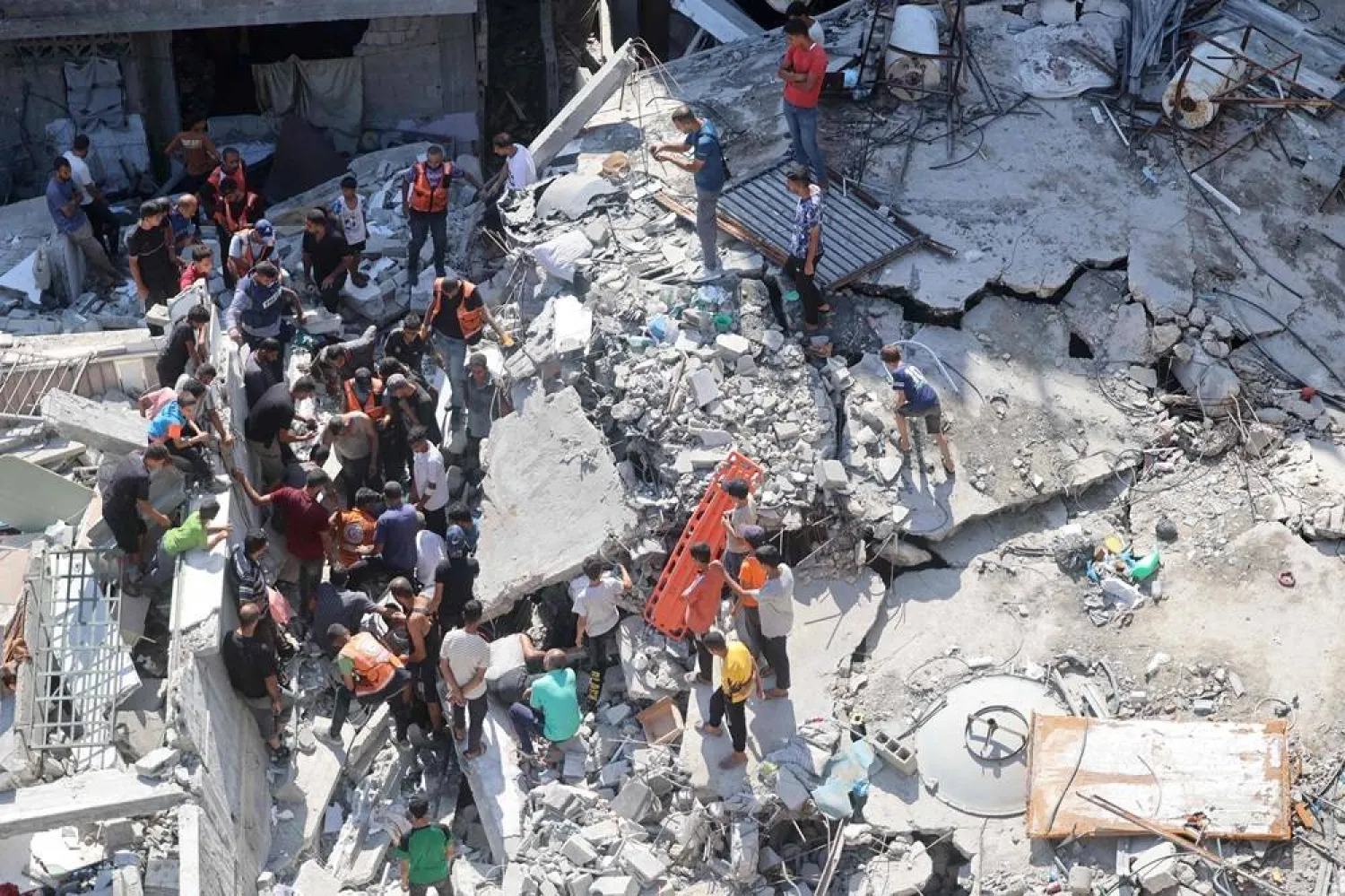 Palestinians search for survivors amid the rubble of a building, which collapsed after Israeli bombardment on a building adjacent to it, in the Sheikh Radwan neighborhood in Gaza City on September 23, 2024, amid the ongoing war between Israel and the Hamas group. (AFP) 