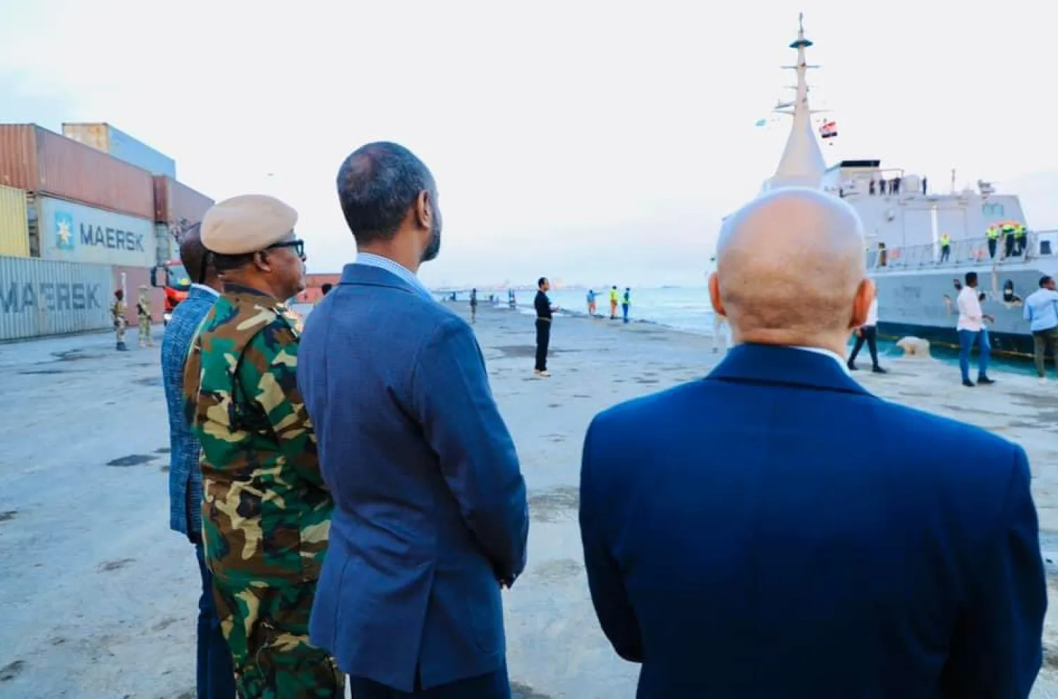Somali Savunma Bakanı Abdulkadir Muhammed Nur geminin yükünün boşaltılmasını izliyor. (Somali Başbakanlık Ofisi - X)