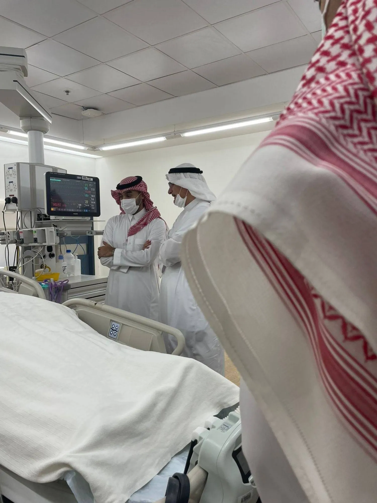 الأمير عبد العزيز الفيصل لدى زيارته المولد في المدينة الطبية (الشرق الأوسط)