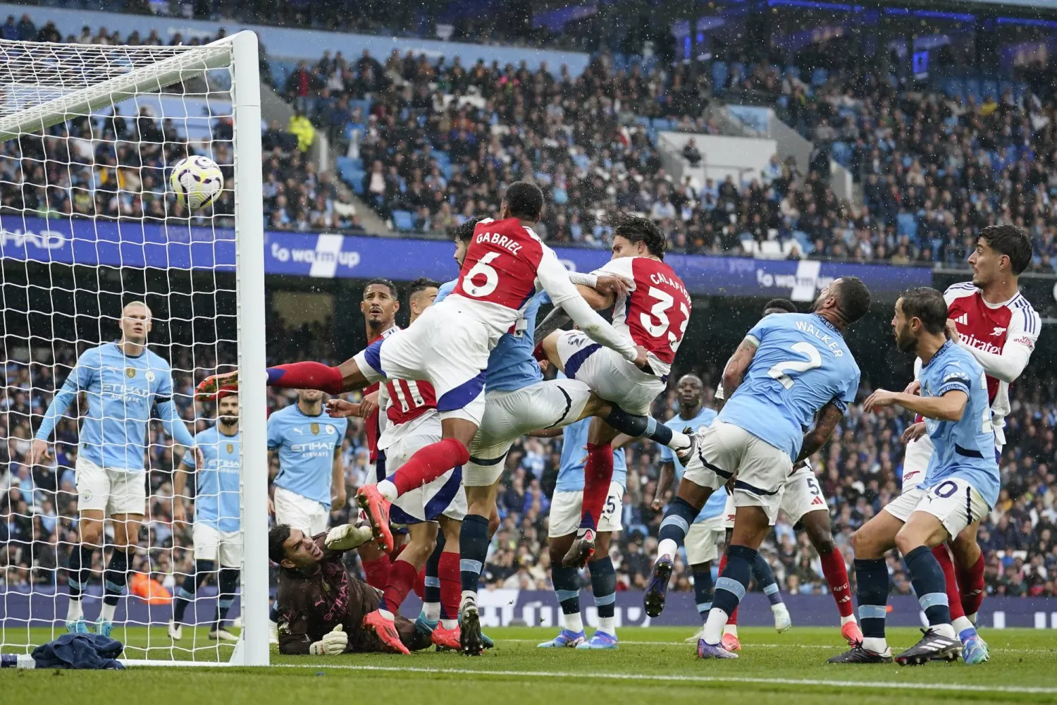 غابرييل (رقم 6) يسجل هدف أرسنال الثاني برأسية في شباك سيتي لكن ثواني بسيطة حرمتهم من الفوز (اب)