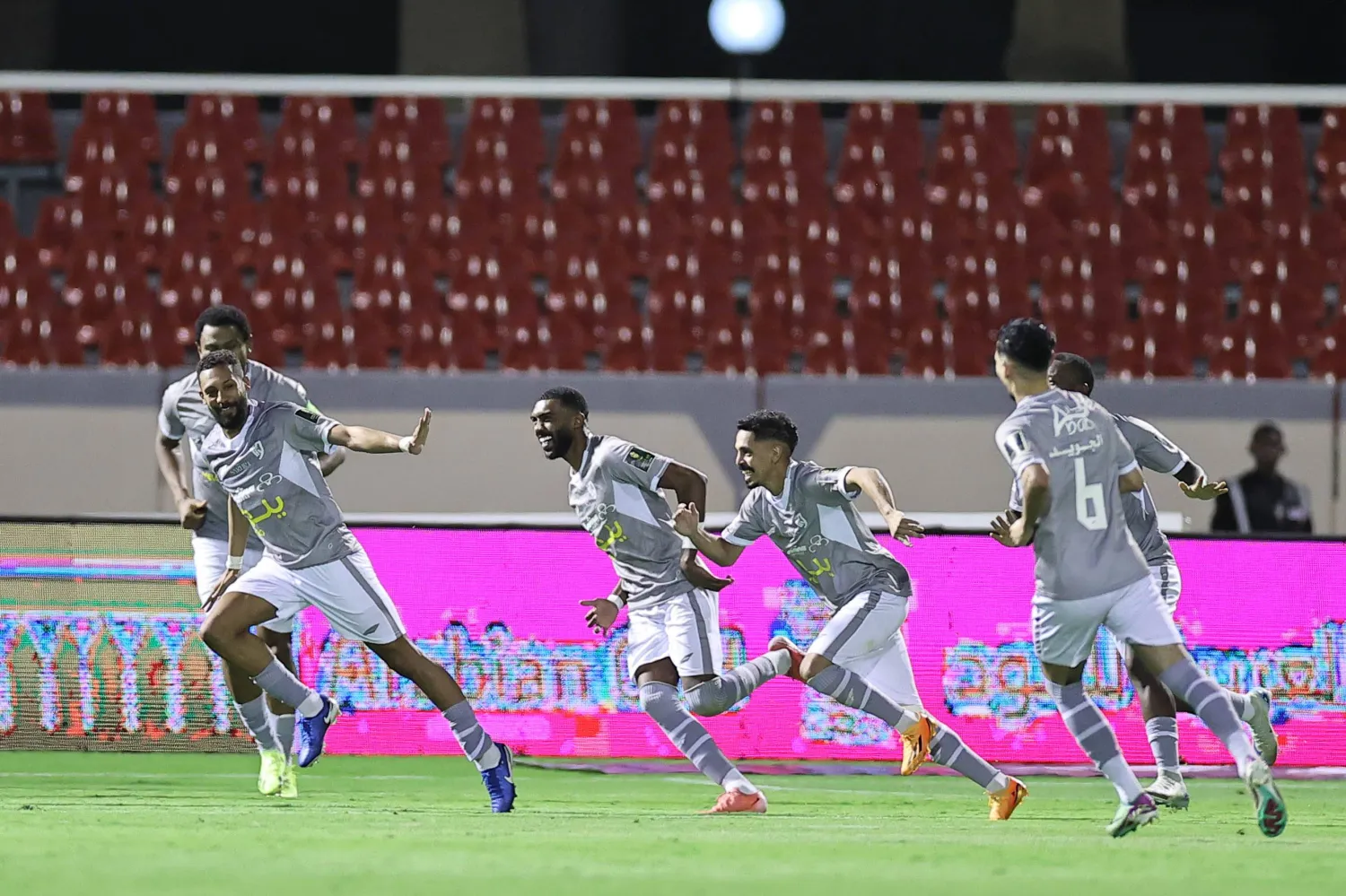 لاعبو الطائي يحتفلون بأحد أهدافهم في المباراة (تصوير: سعد العنزي)