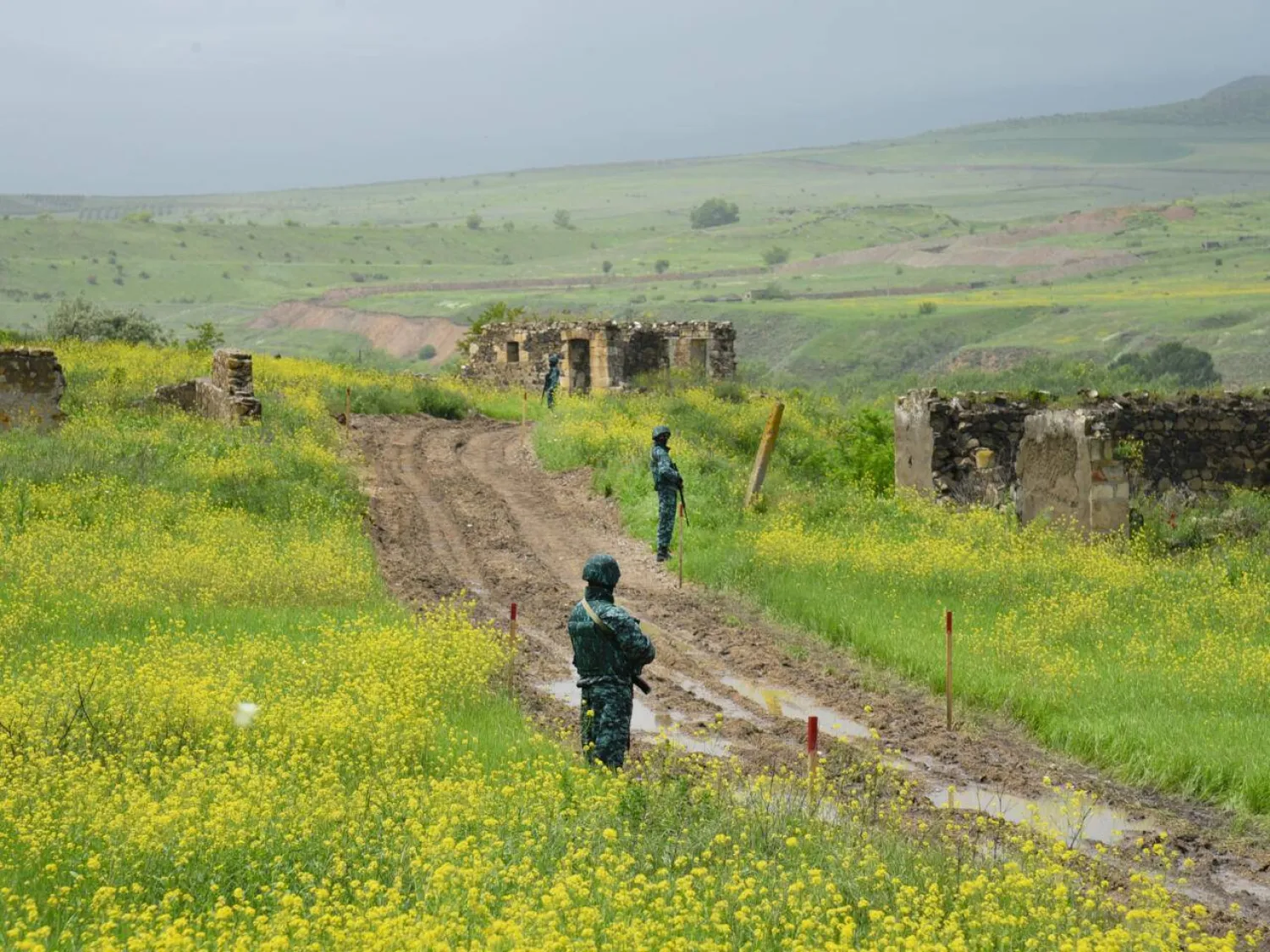 Azerbaijan and Armenia agreed earlier this year to delineate a 12-kilometer (seven-mile) stretch of border -- but differences have emerged on how to finalize the understanding. STRINGER / AFP
