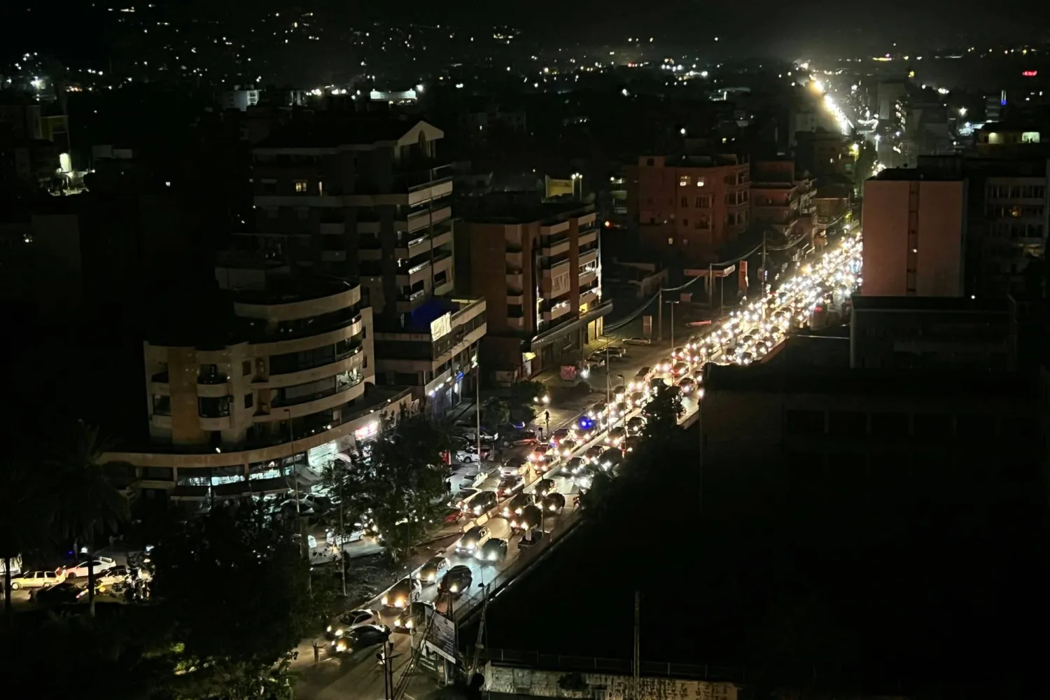 ازدحام مروري يسد أحد شوارع مدينة صيدا اللبنانية الليلة الماضية (أ.ف.ب)