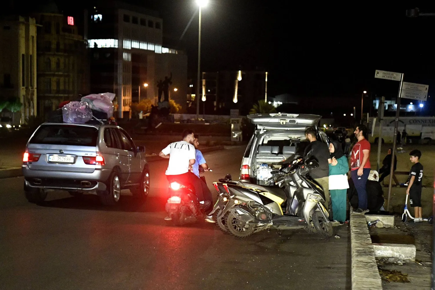 المواجهات بين «حزب الله» وإسرائيل دخلت مرحلة الحرب «رسمياً» مع اتساع رقعة القصف الإسرائيلي بشكل غير مسبوق لتصل إلى مناطق واسعة في عمق الجنوب والبقاع واستهداف أماكن ومبانٍ ومنازل سكنية (إ.ب.أ)